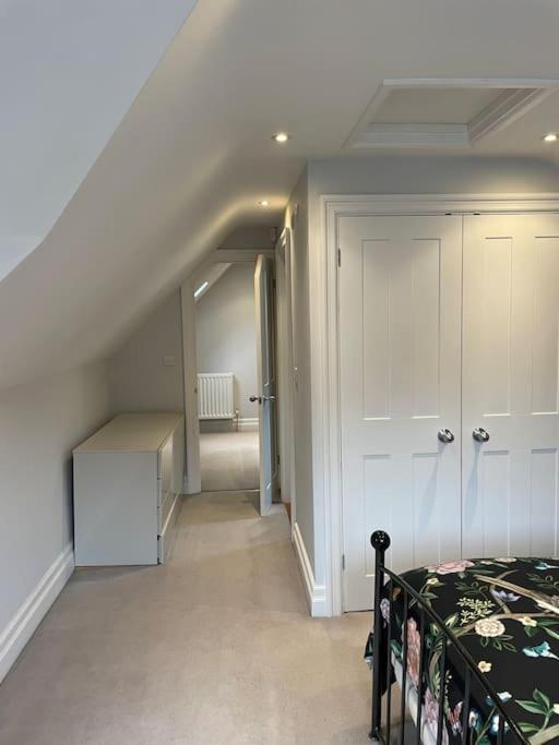 Charming & Cosy Town Centre Home with Parking