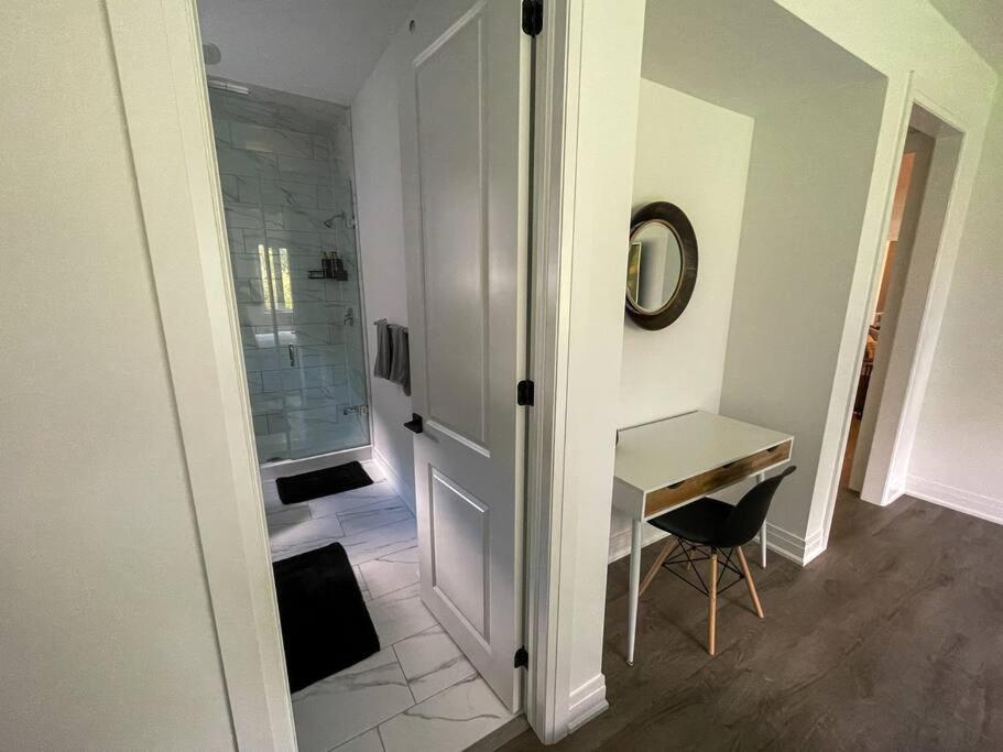 Spacious 3 Bdrm Retreat, Muskoka Room & Fireplace