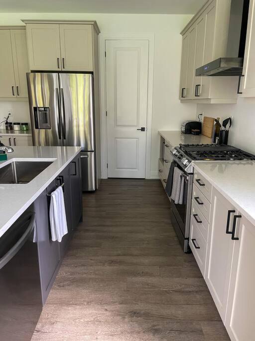 Spacious 3 Bdrm Retreat, Muskoka Room & Fireplace