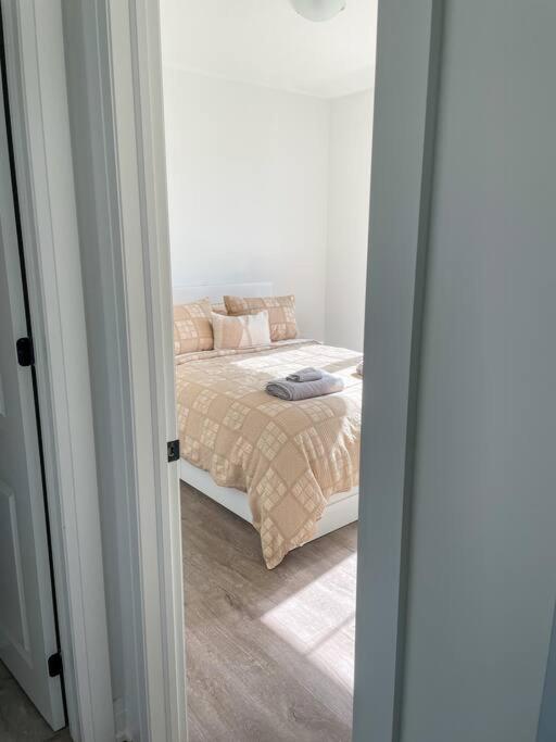 Spacious 3 Bdrm Retreat, Muskoka Room & Fireplace