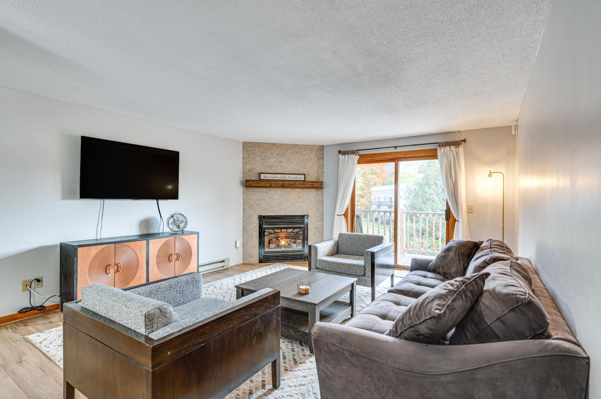 Lincoln Apartment with Balcony 2 Mi to Loon Mtn!