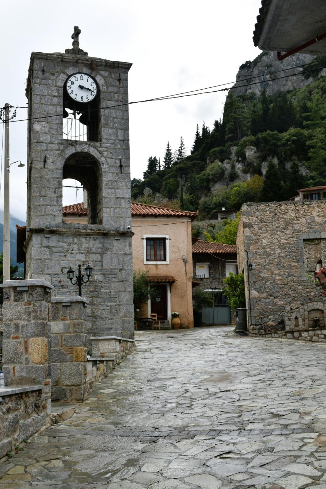 Το ΦΑΡΑΓΓΙ Του ΠΑΡΝΑΣΣΟΥ