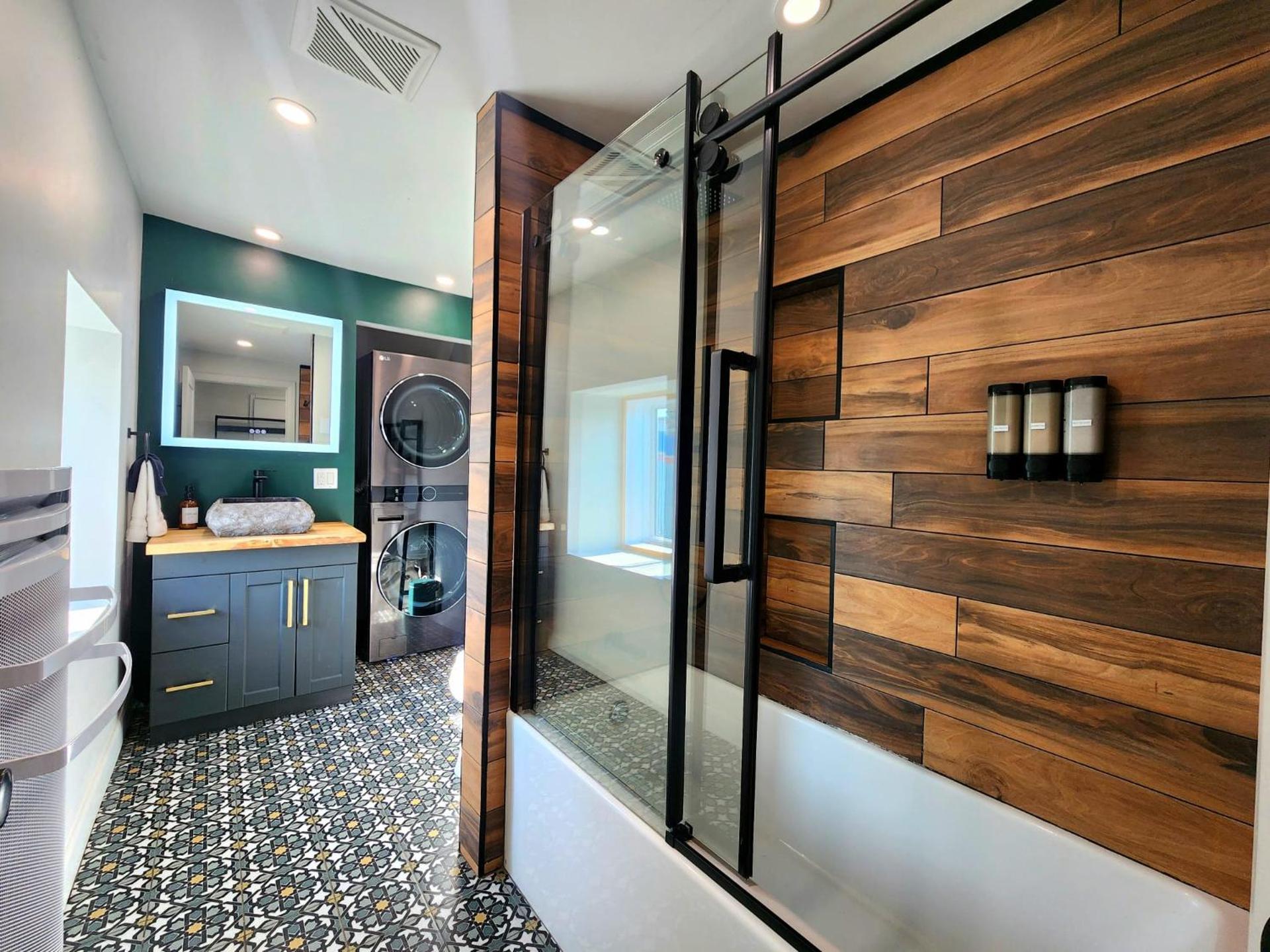 Peaceful City View - Hot Tub - 2 Parking & EV Chrger