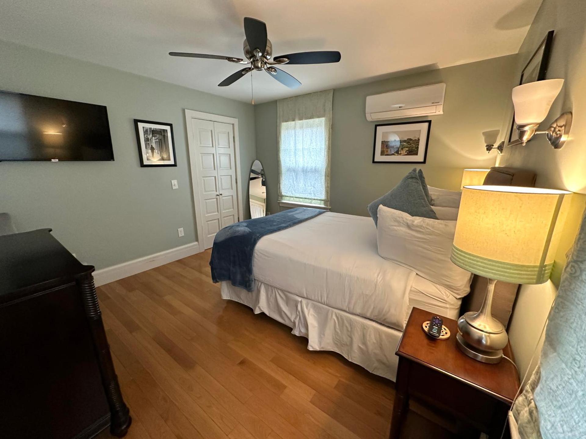 86 Dr Marcus House - Popular Broadway Area