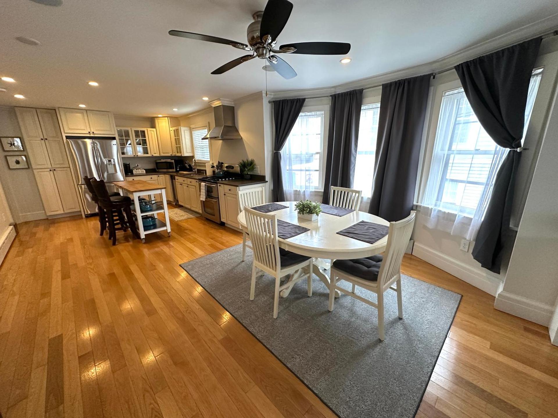 86 Dr Marcus House - Popular Broadway Area