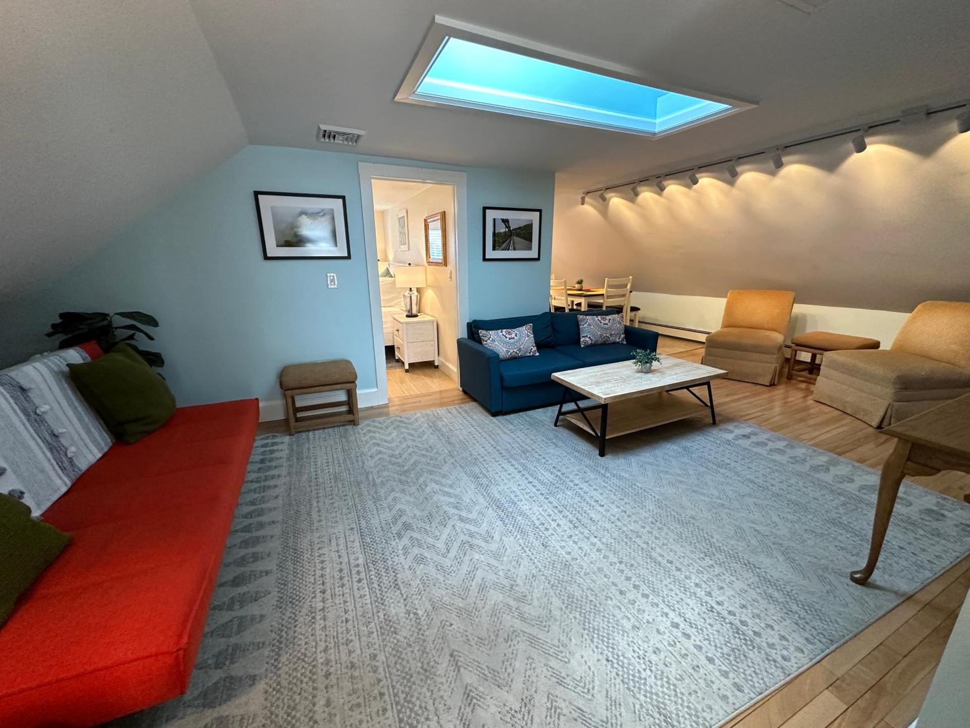 86 Dr Marcus House - Popular Broadway Area