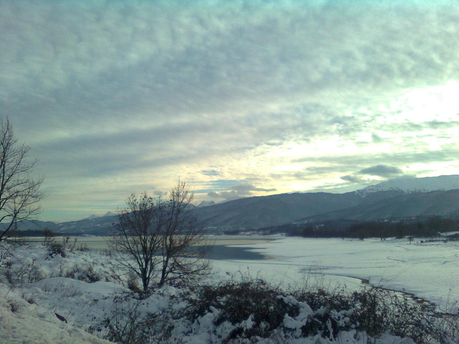 Μεζονέτα στην λίμνη Πλαστήρα