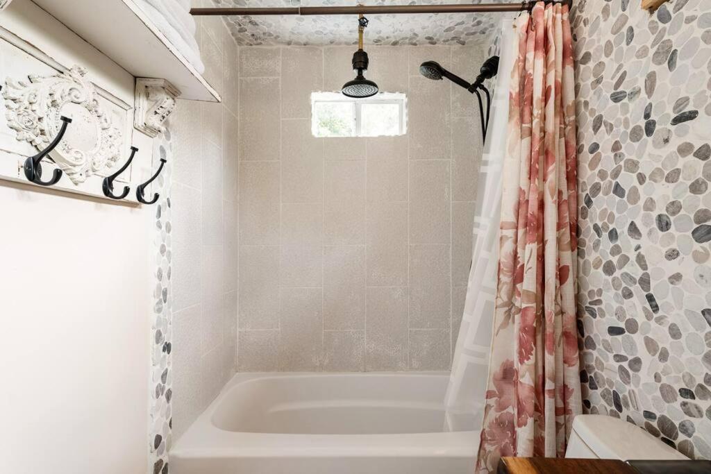 Cozy Coop Casita - Lake Travis-Hot Tub-Tiny House