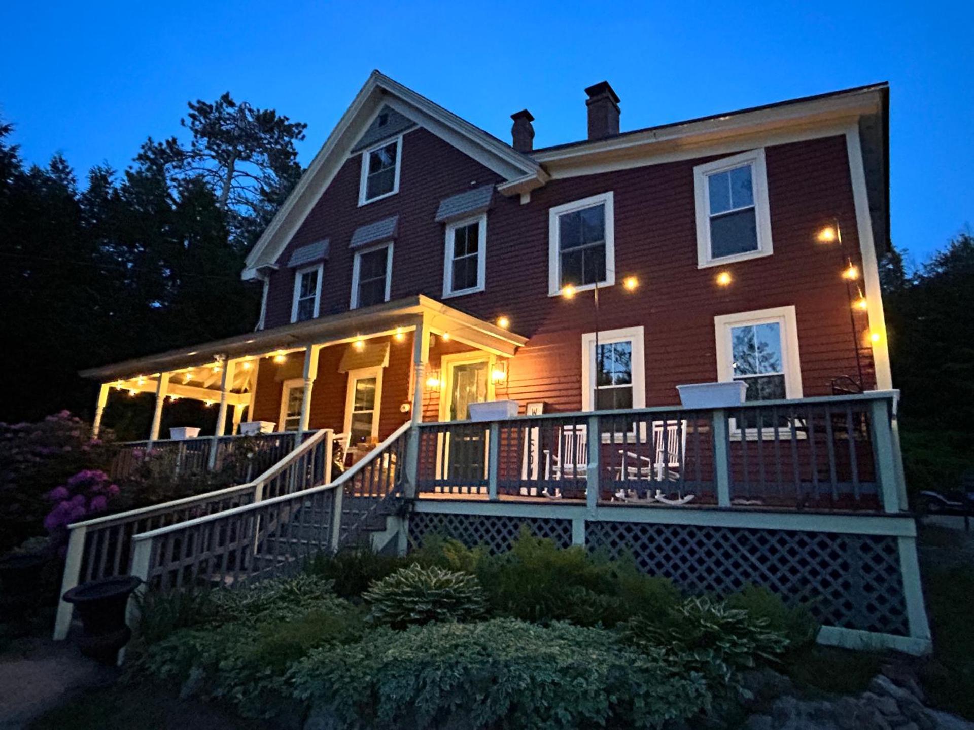 The Aurora Inn & Cottages