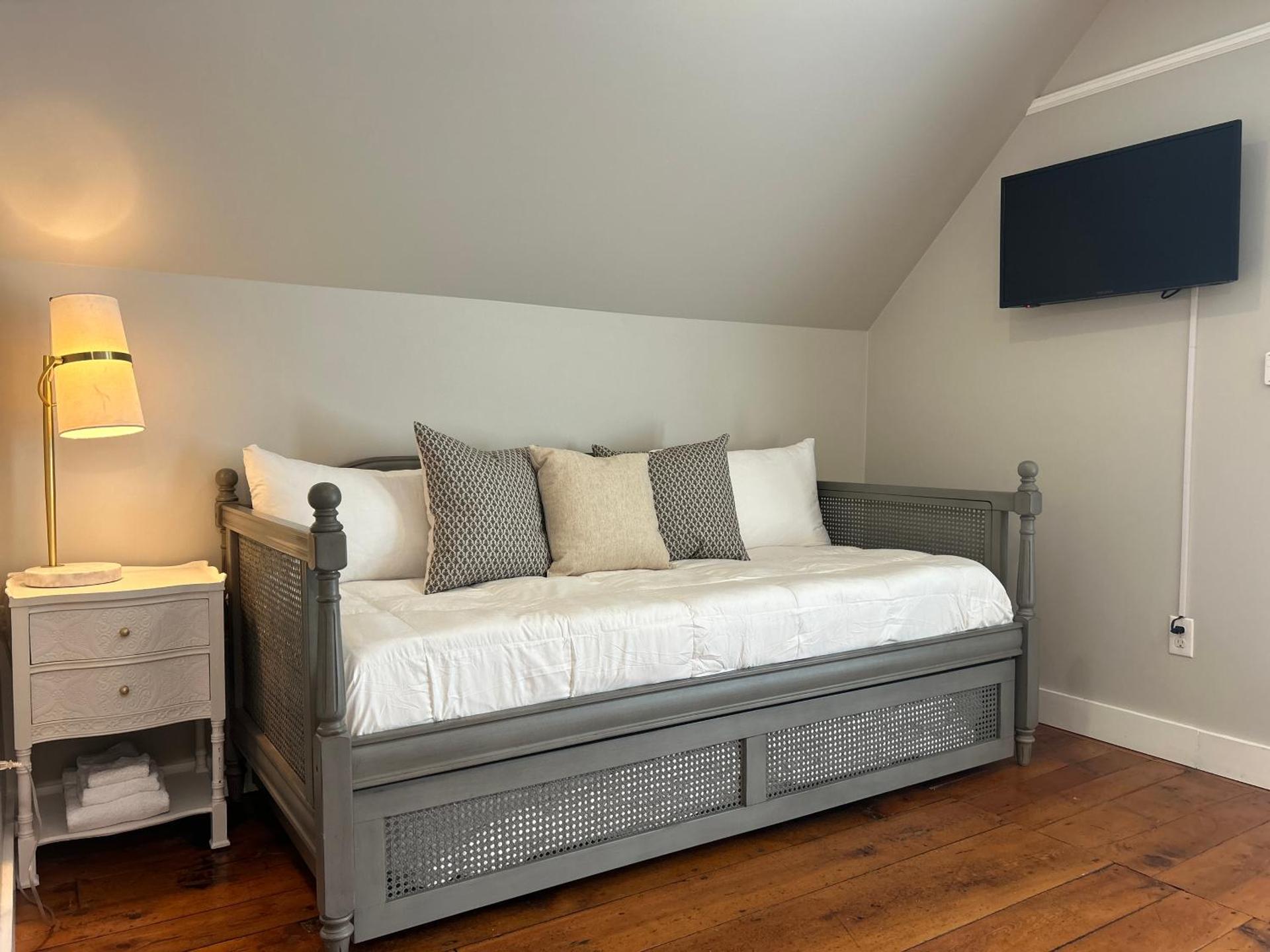 The Aurora Inn & Cottages