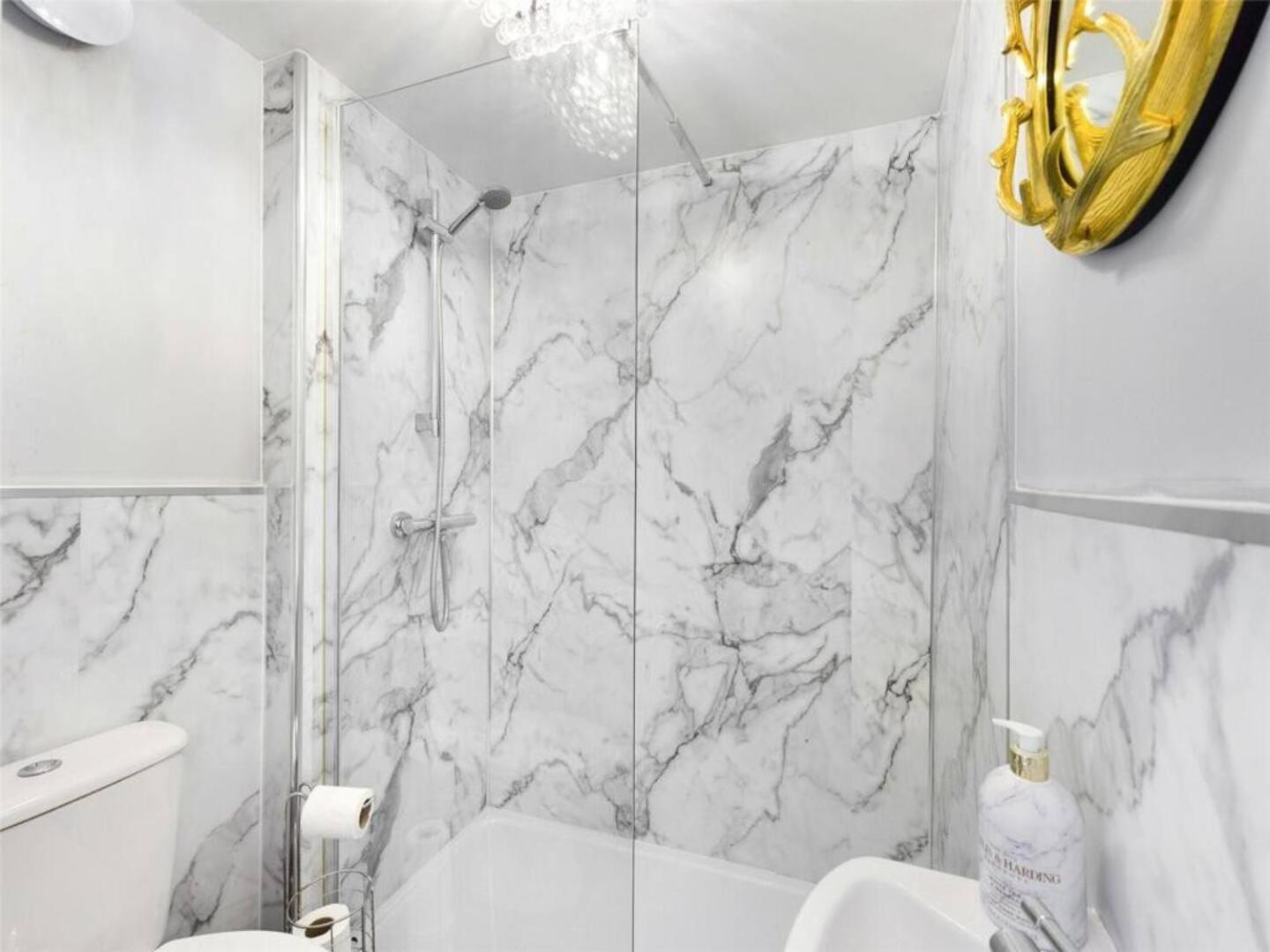 Montague House Town Centre Sleeps Up To 12 Guests