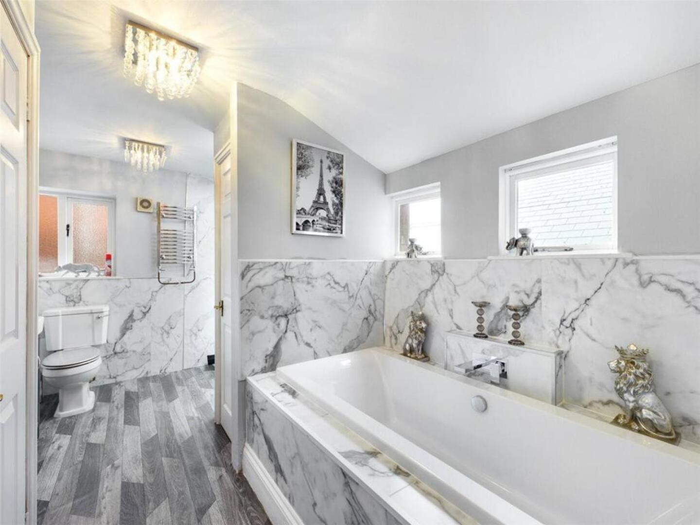 Montague House Town Centre Sleeps Up To 12 Guests