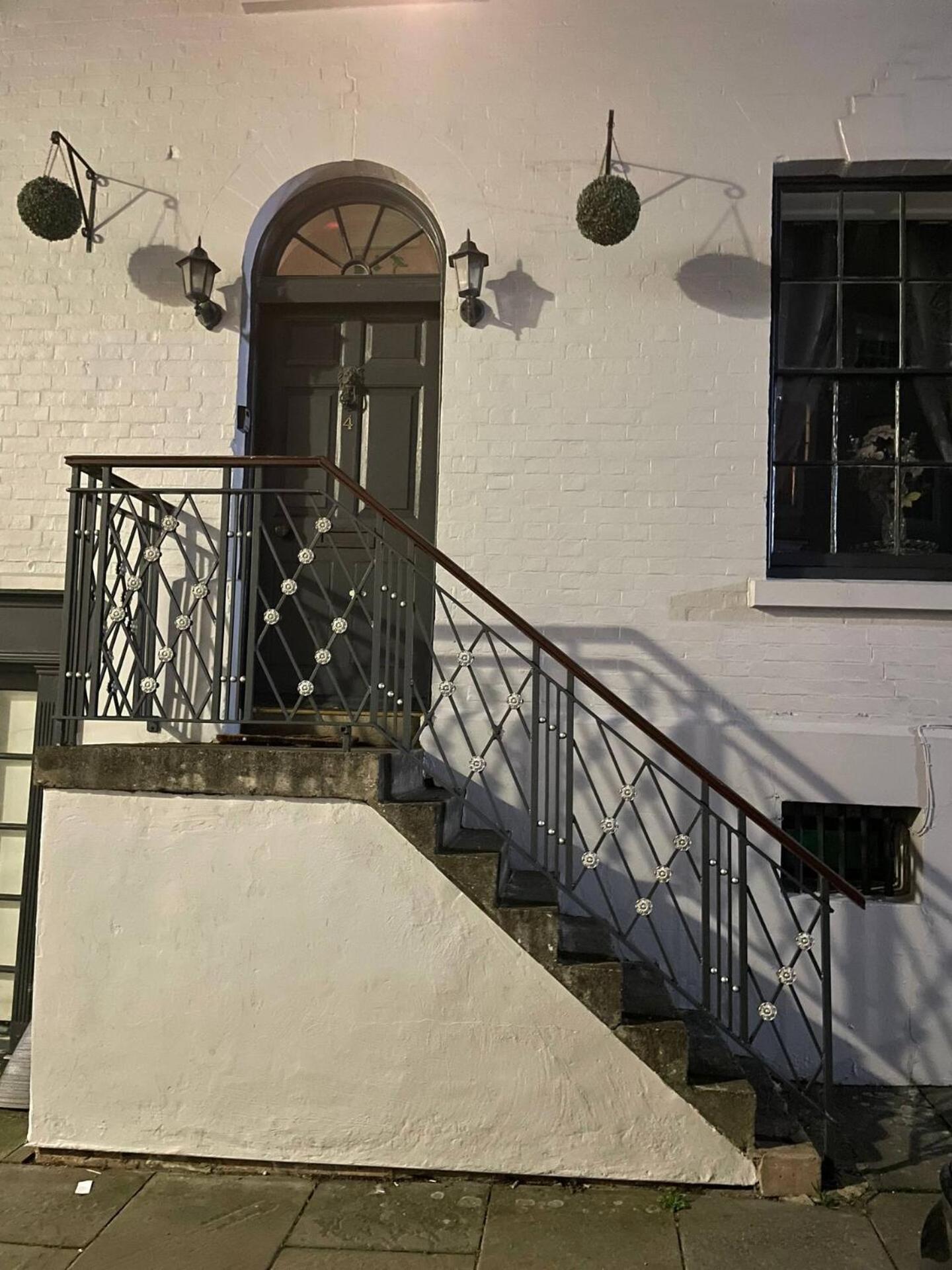 Montague House Town Centre Sleeps Up To 12 Guests