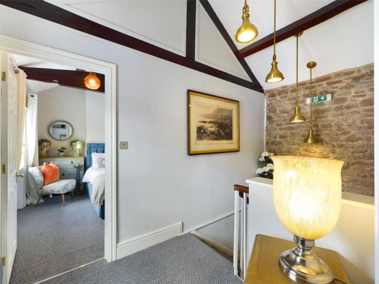 Montague House Town Centre Sleeps Up To 12 Guests