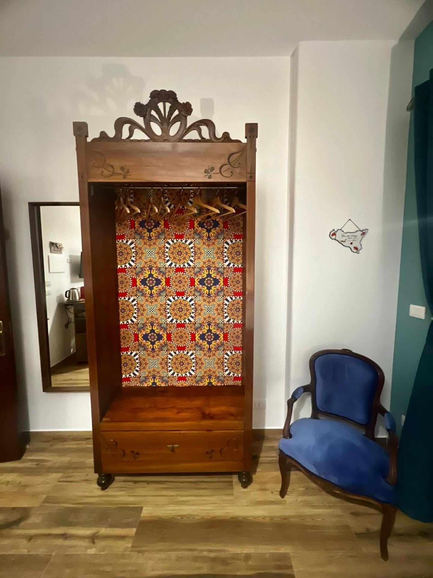 Habitación con cama extragrande y balcón