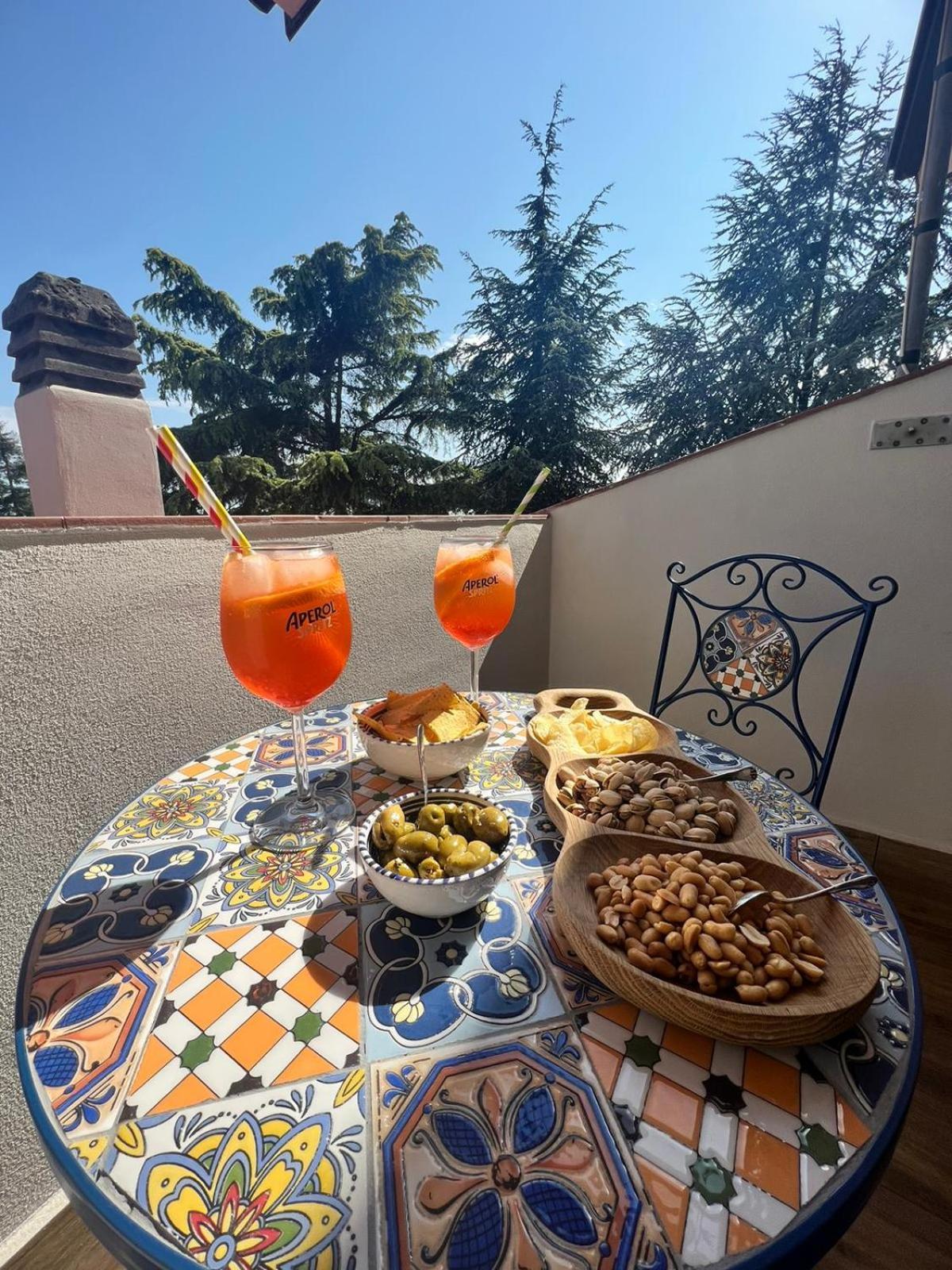 Habitación con cama extragrande y balcón