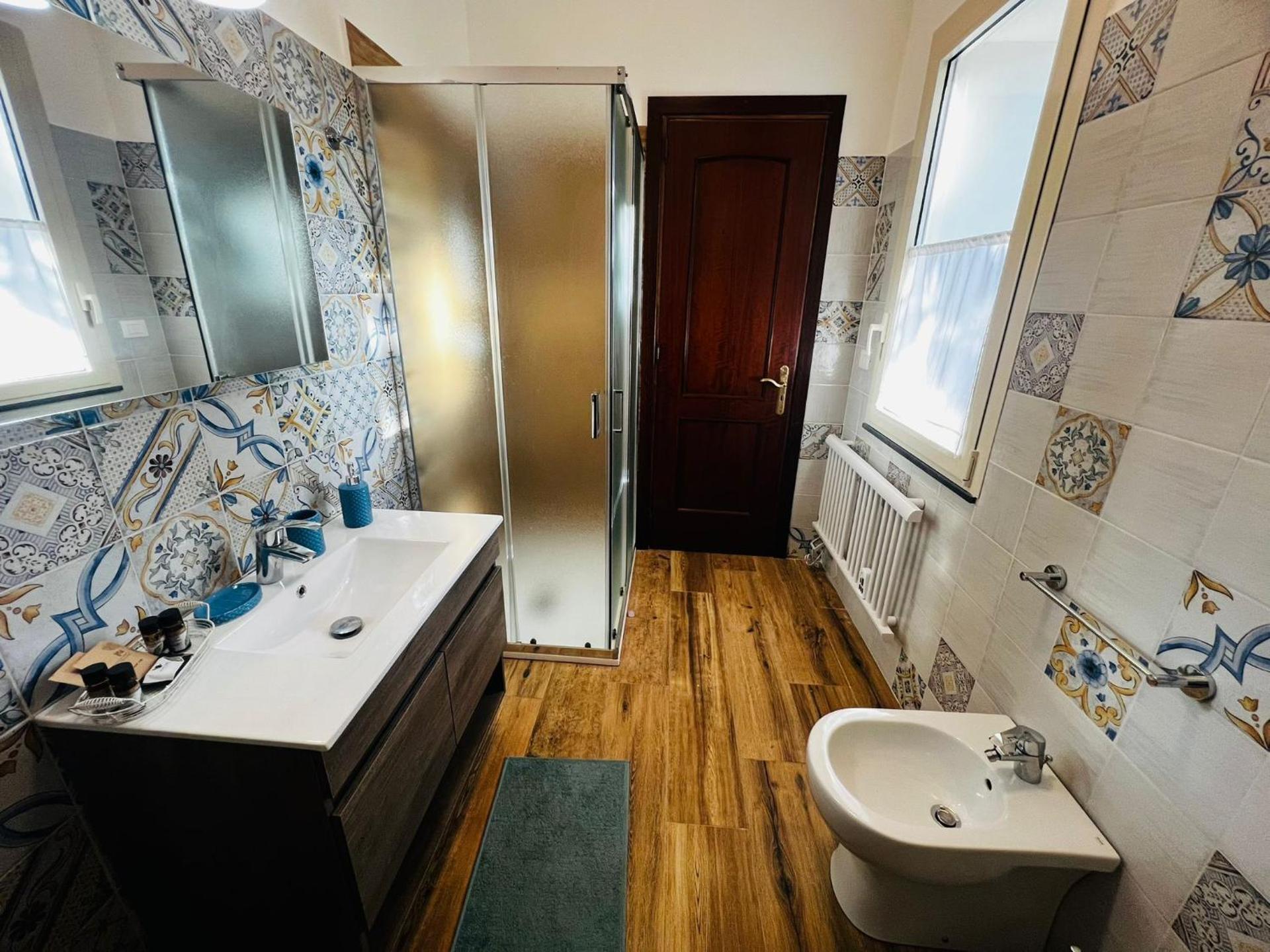 Habitación con cama extragrande y balcón