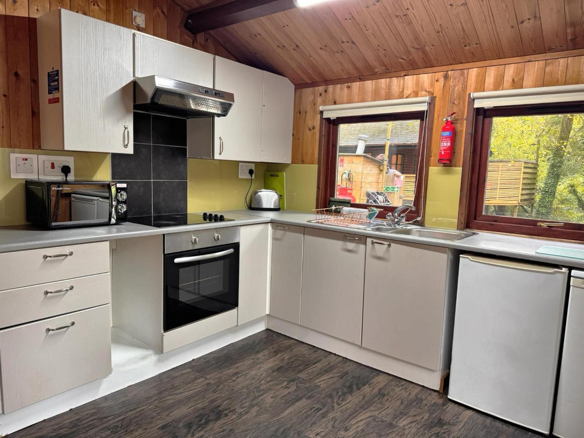 Snowdrop 14 Hot tub-Woodlandlodges-Tenby-Pendine