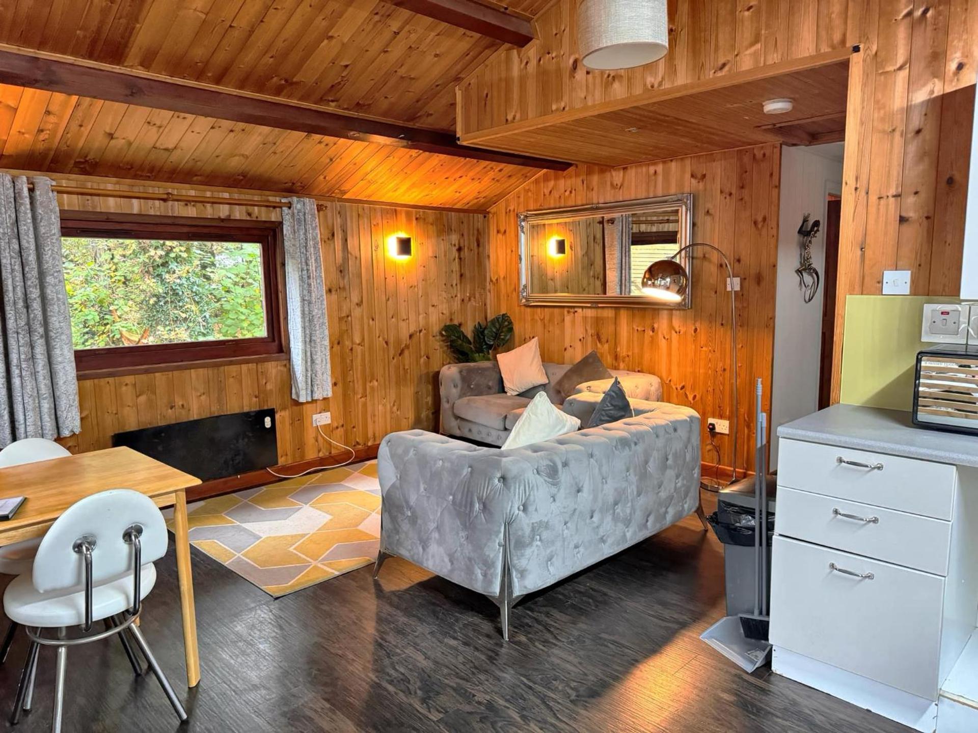 Snowdrop 14 Hot tub-Woodlandlodges-Tenby-Pendine