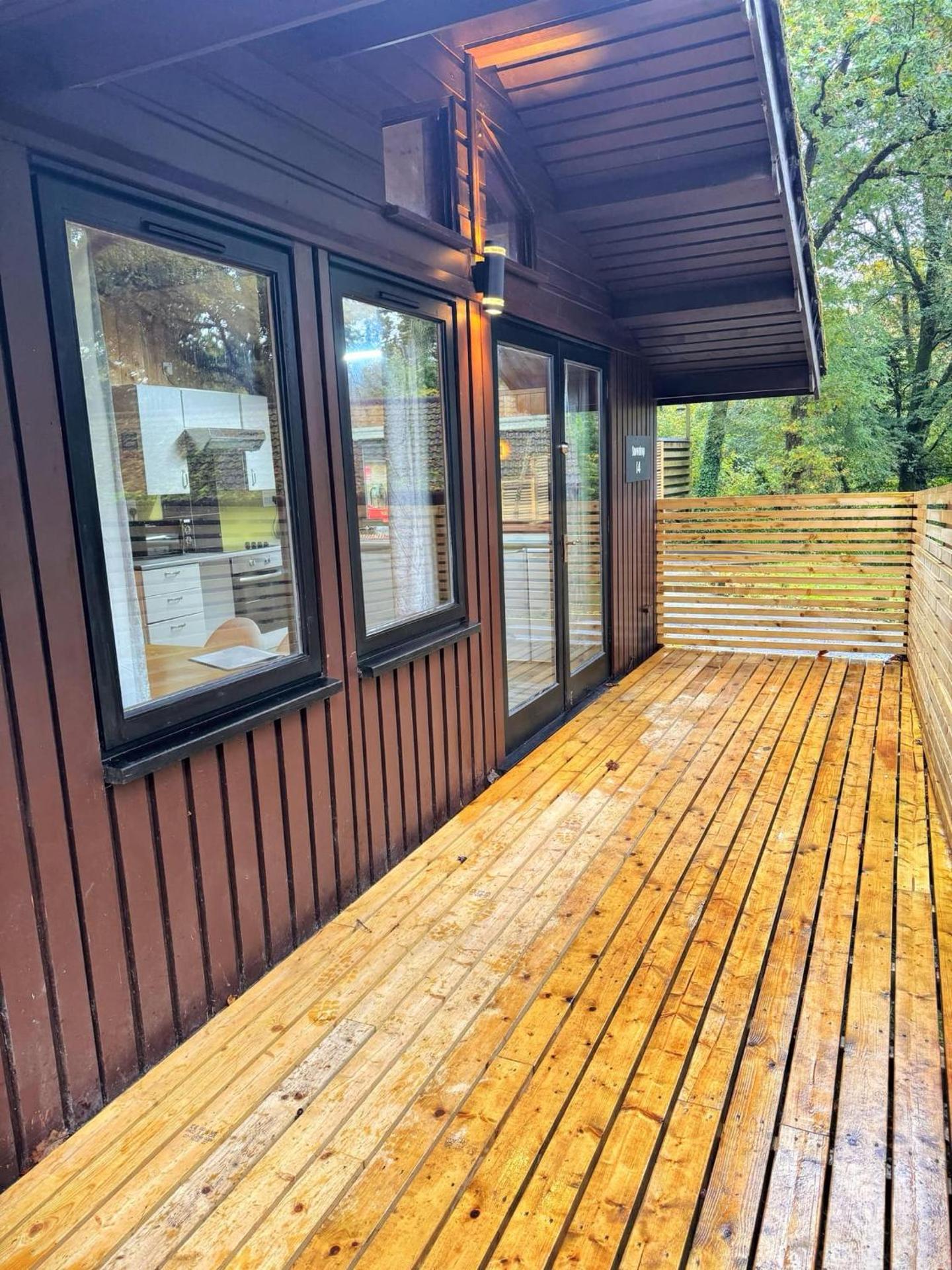 Snowdrop 14 Hot tub-Woodlandlodges-Tenby-Pendine