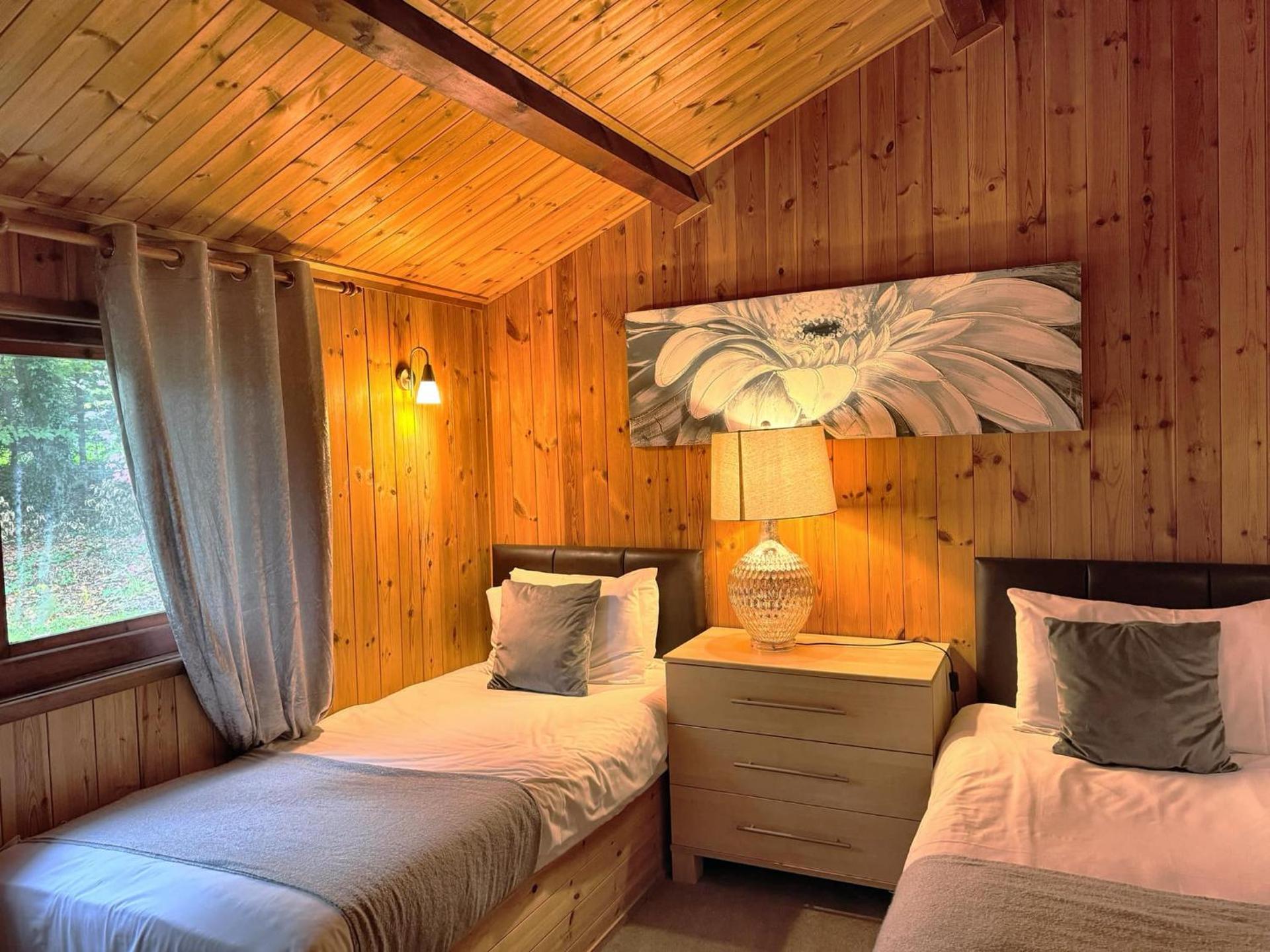 Snowdrop 14 Hot tub-Woodlandlodges-Tenby-Pendine