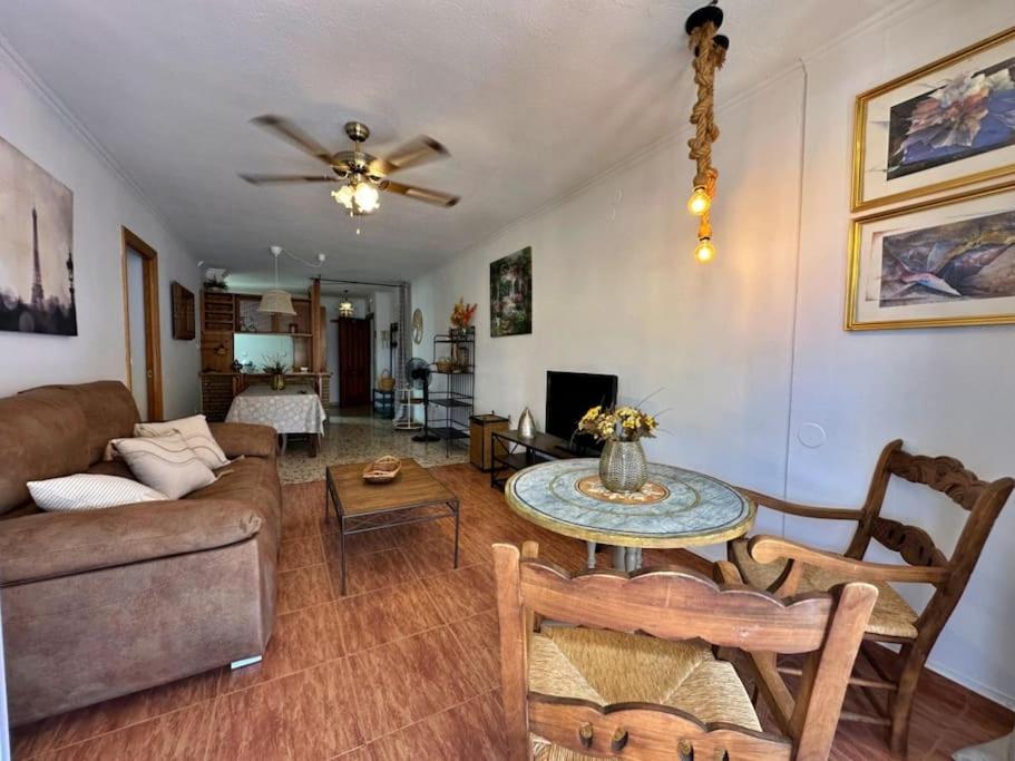 3 bedroom Private Home Cómpeta Free Parking