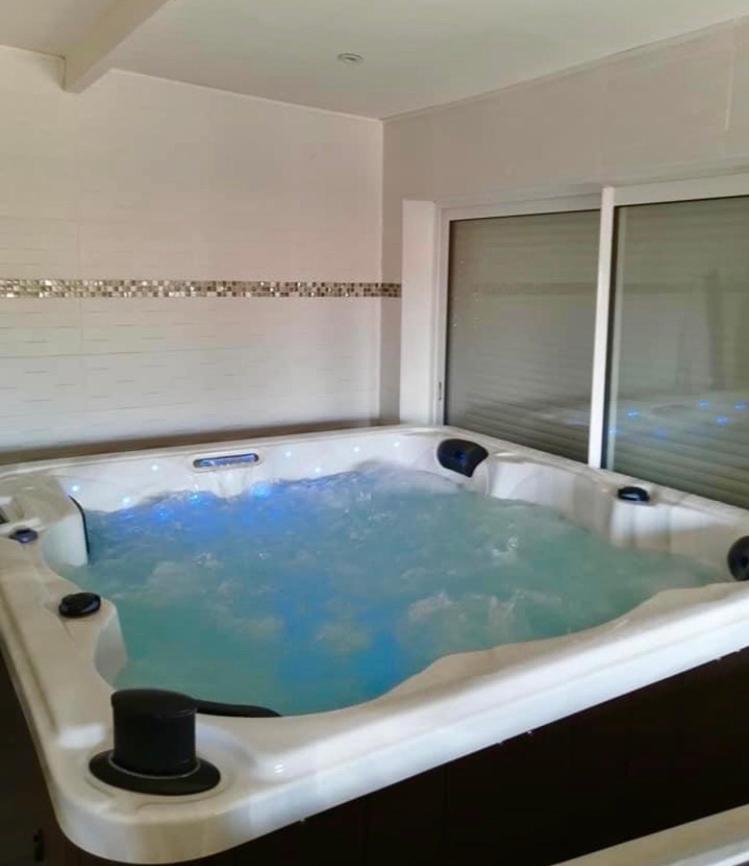 Chez SOPHIE, logement avec jacuzzi et salle cinéma