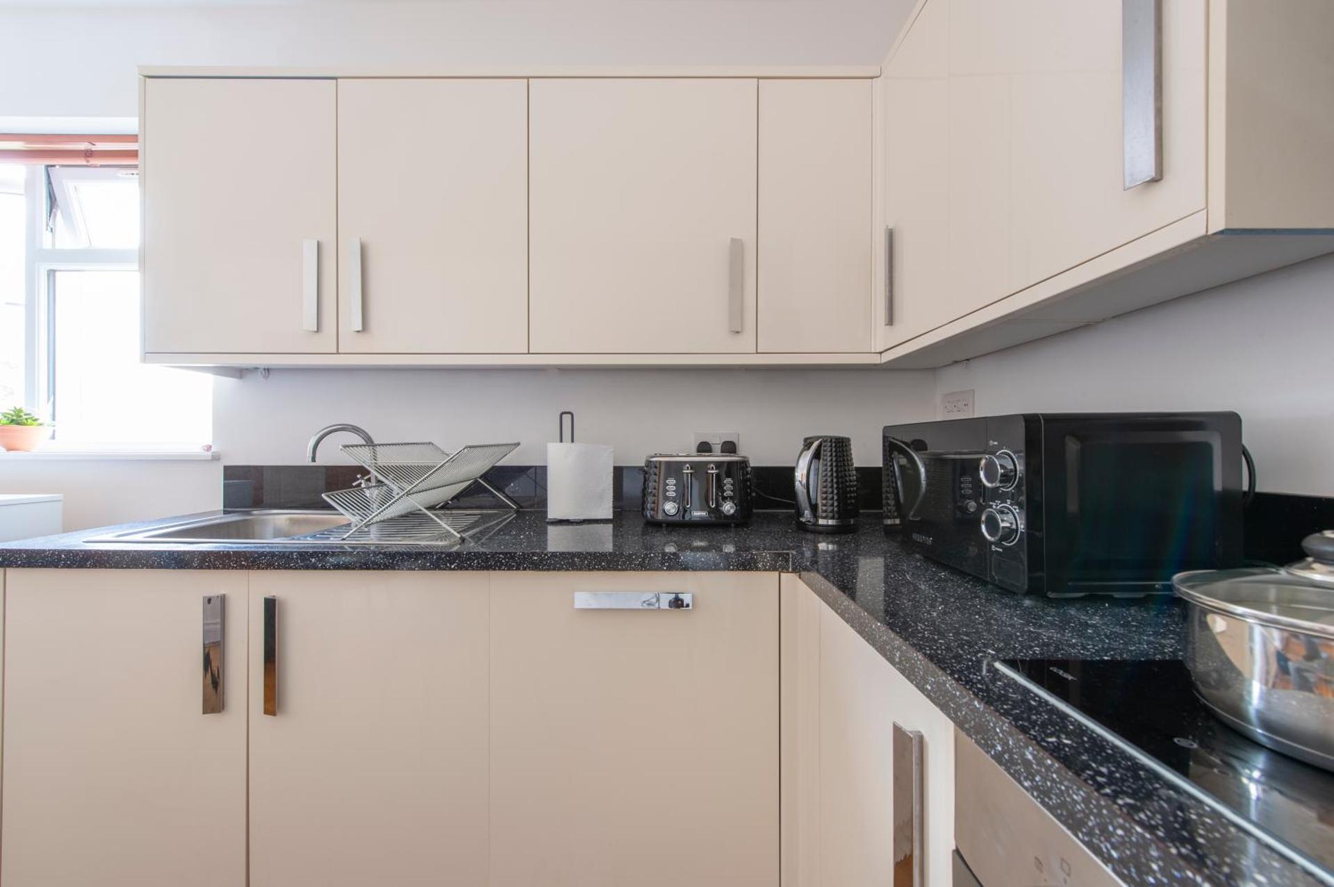 Ealing Gem 3 Bath, 2 En-Suite Flat with Parking