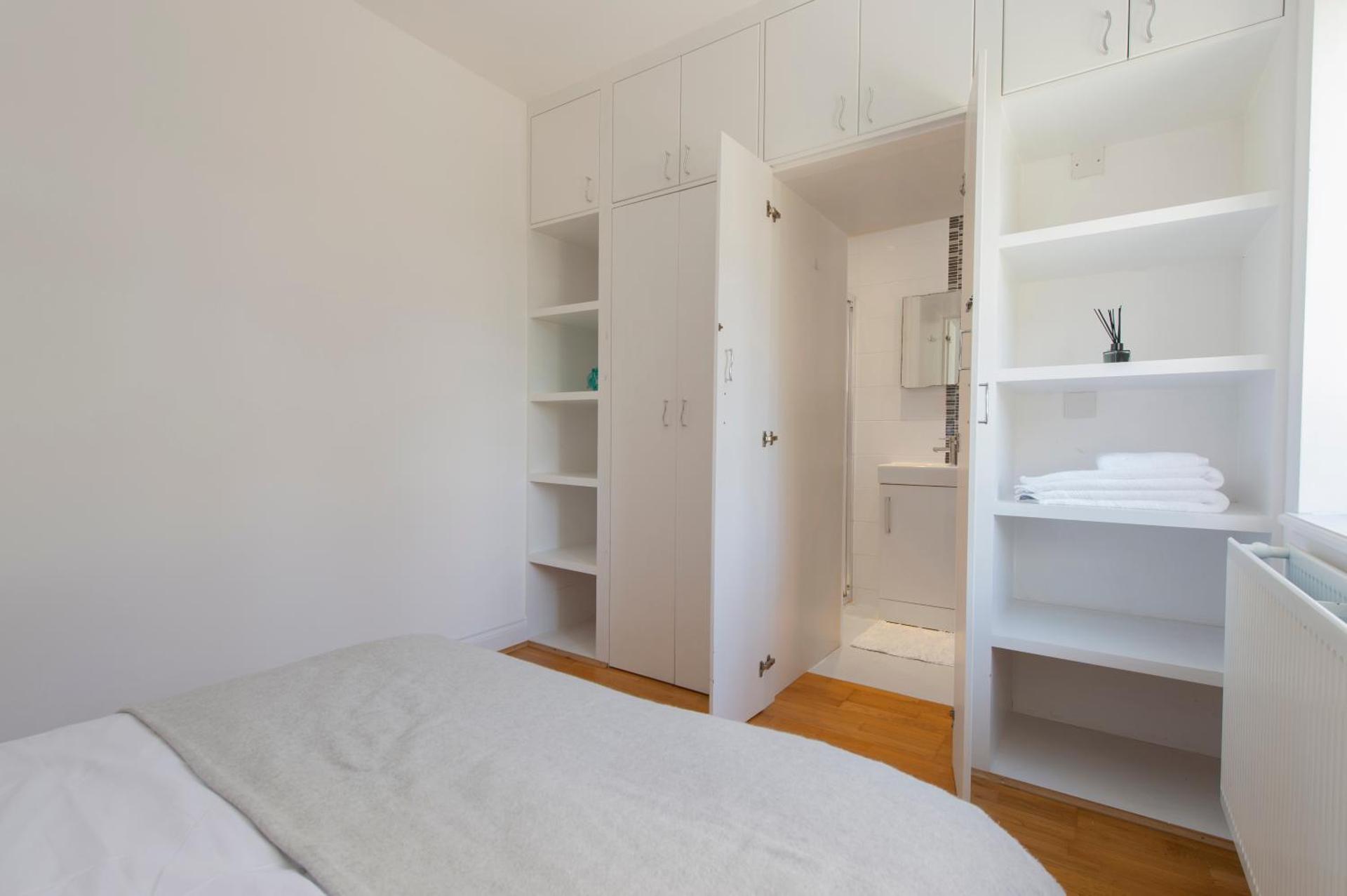 Ealing Gem 3 Bath, 2 En-Suite Flat with Parking