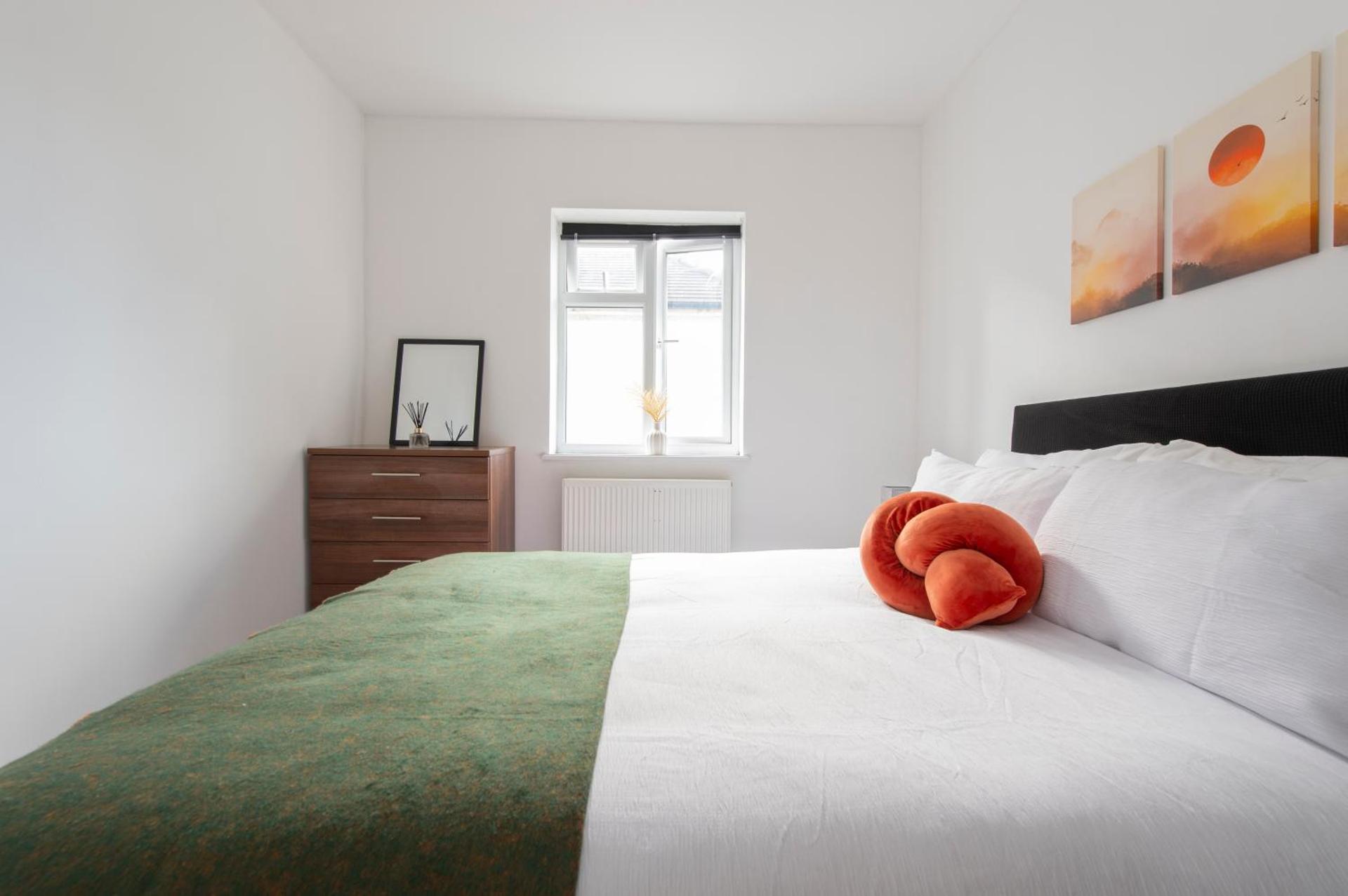 Ealing Gem 3 Bath, 2 En-Suite Flat with Parking