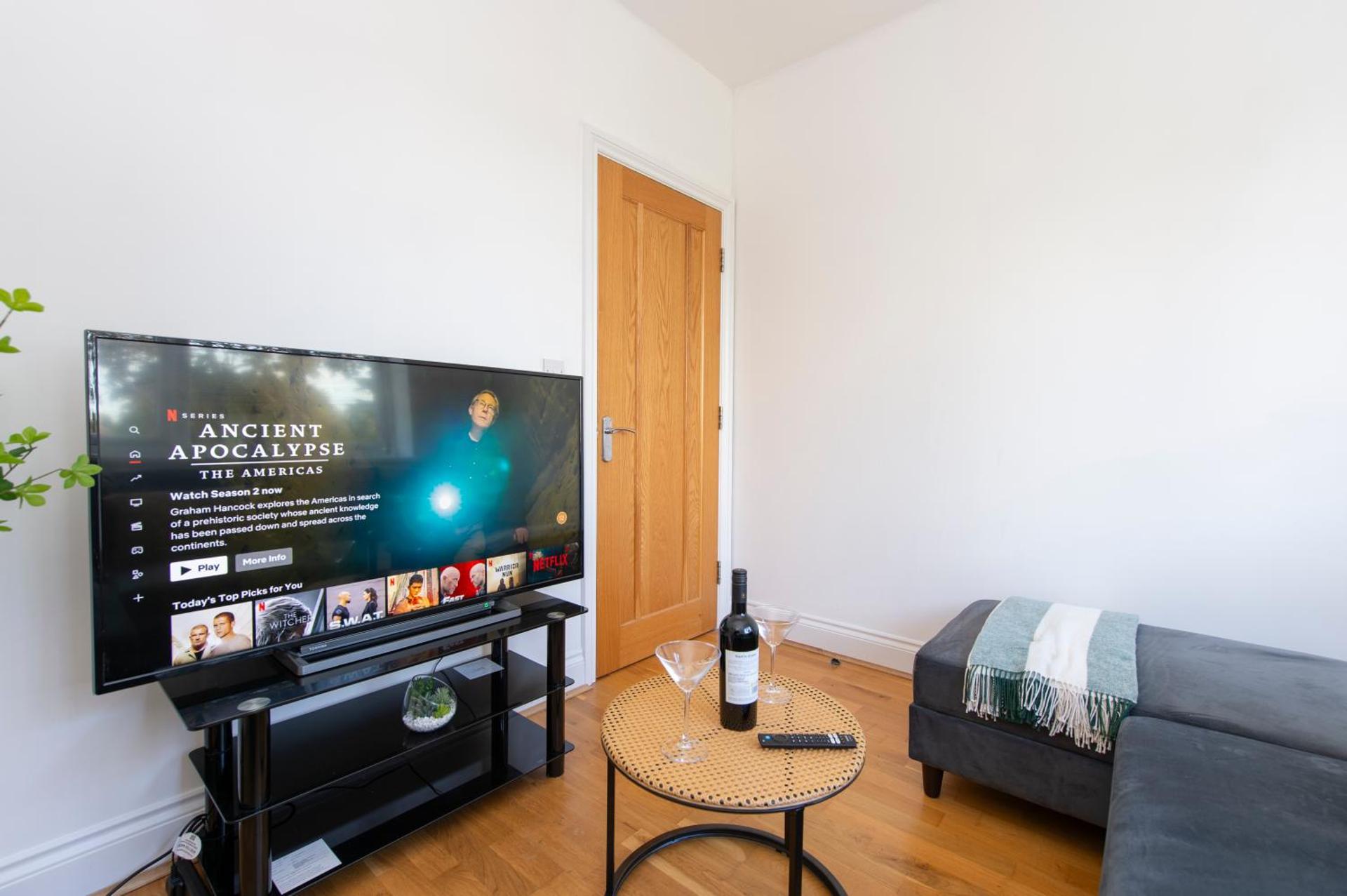 Ealing Gem 3 Bath, 2 En-Suite Flat with Parking