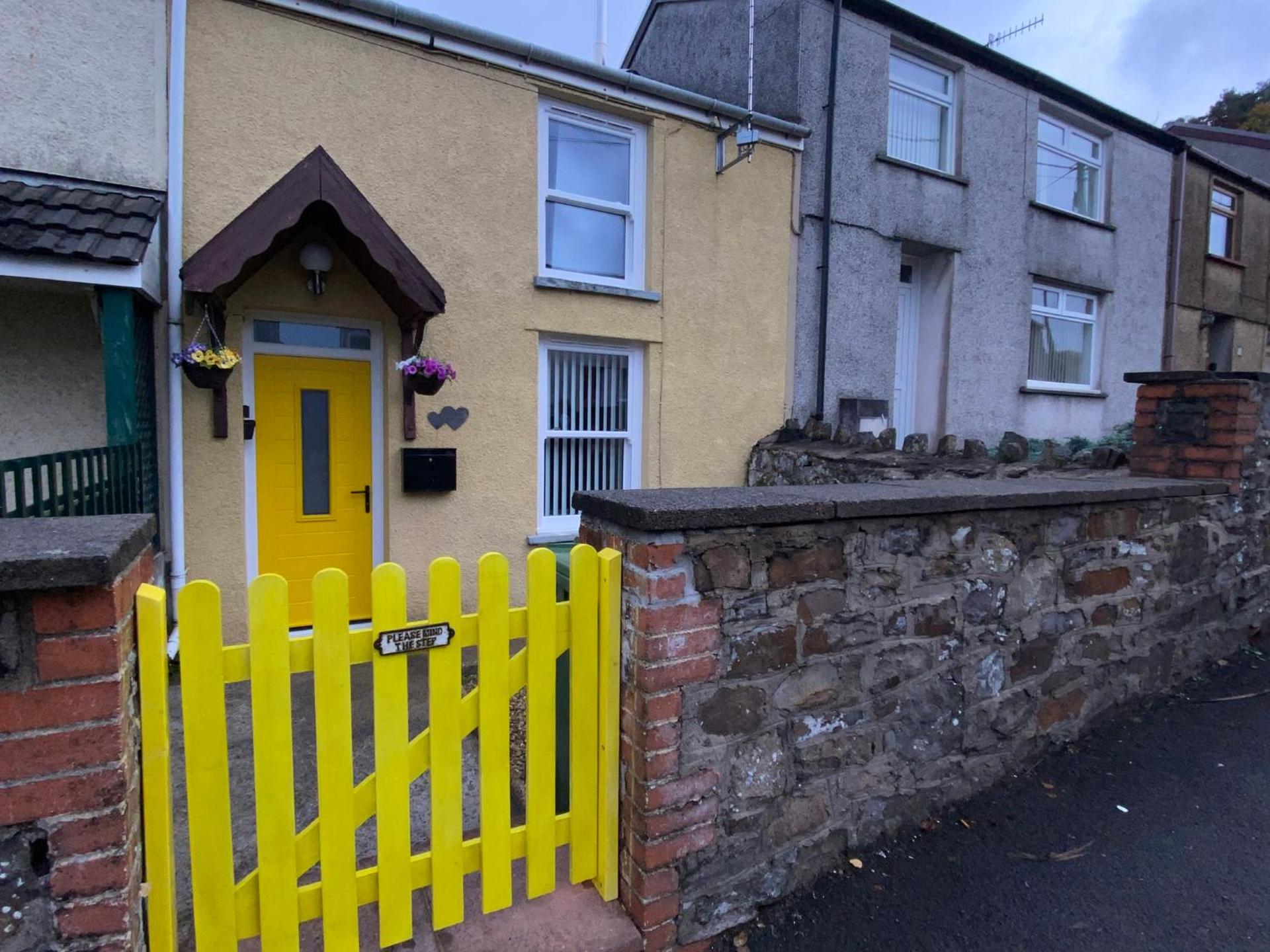 The Cwtch, Log Fire, Sleeps 6, Nr Zip World, Brecon and Bike Park Wales