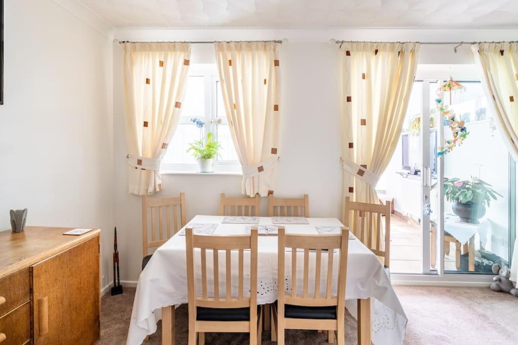 Spacious 3bed semi/Gamesroom/Drive/10mins to City