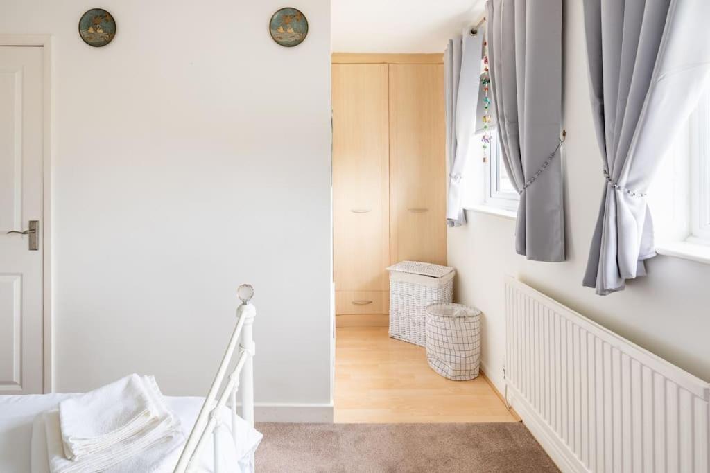 Spacious 3bed semi/Gamesroom/Drive/10mins to City