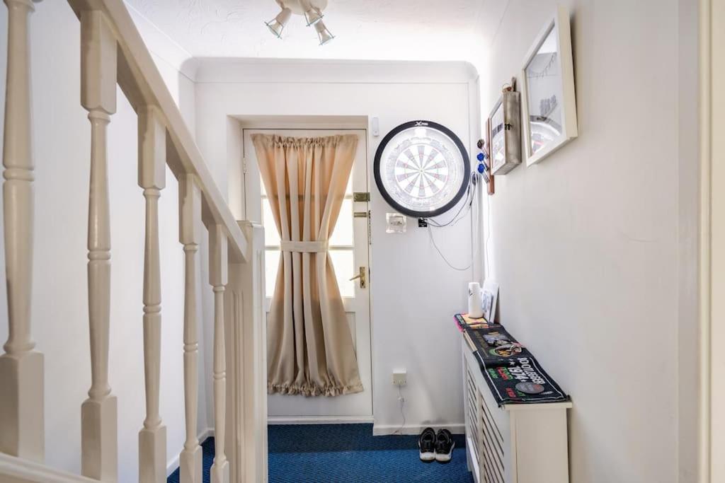 Spacious 3bed semi/Gamesroom/Drive/10mins to City