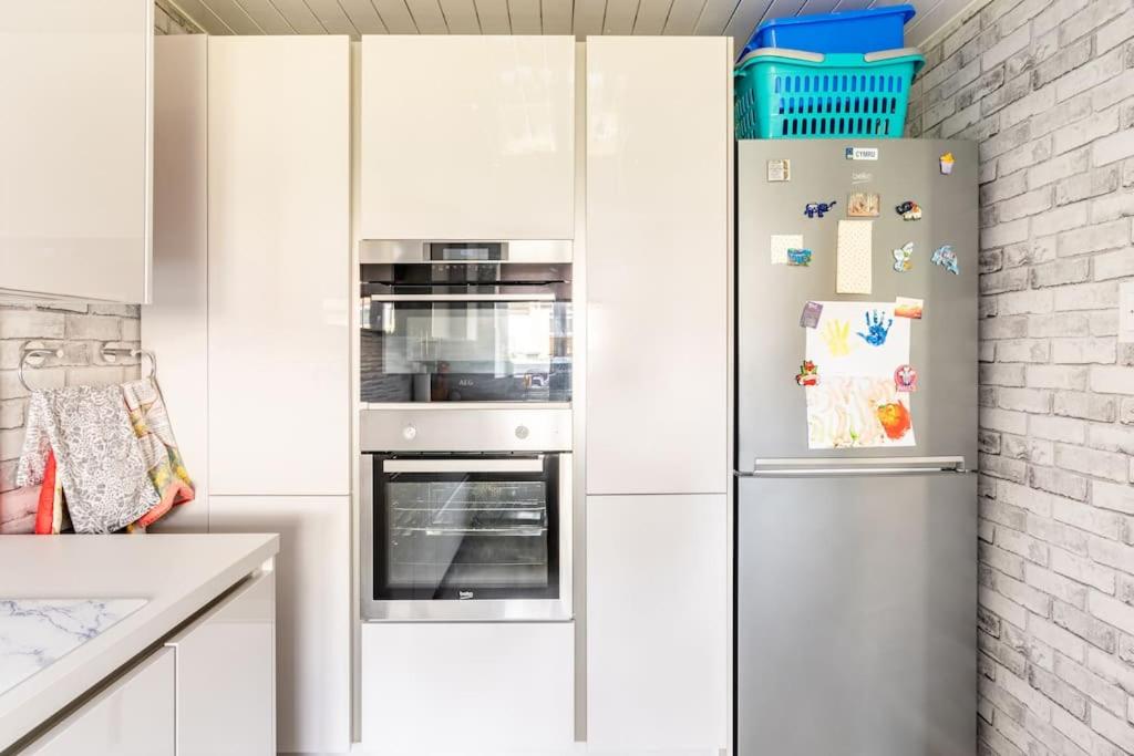 Spacious 3bed semi/Gamesroom/Drive/10mins to City