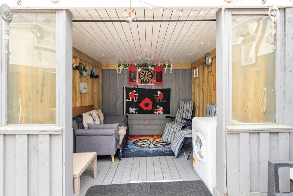 Spacious 3bed semi/Gamesroom/Drive/10mins to City