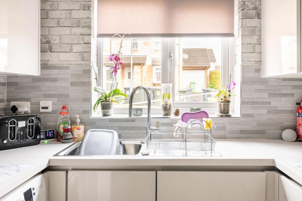 Spacious 3bed semi/Gamesroom/Drive/10mins to City