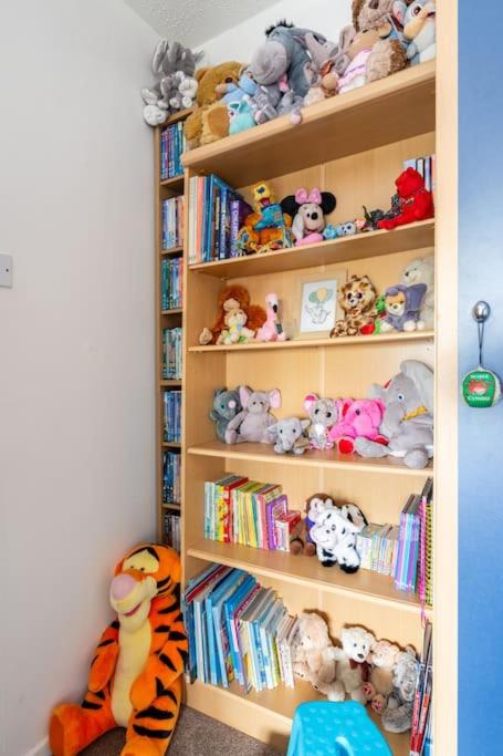 Spacious 3bed semi/Gamesroom/Drive/10mins to City