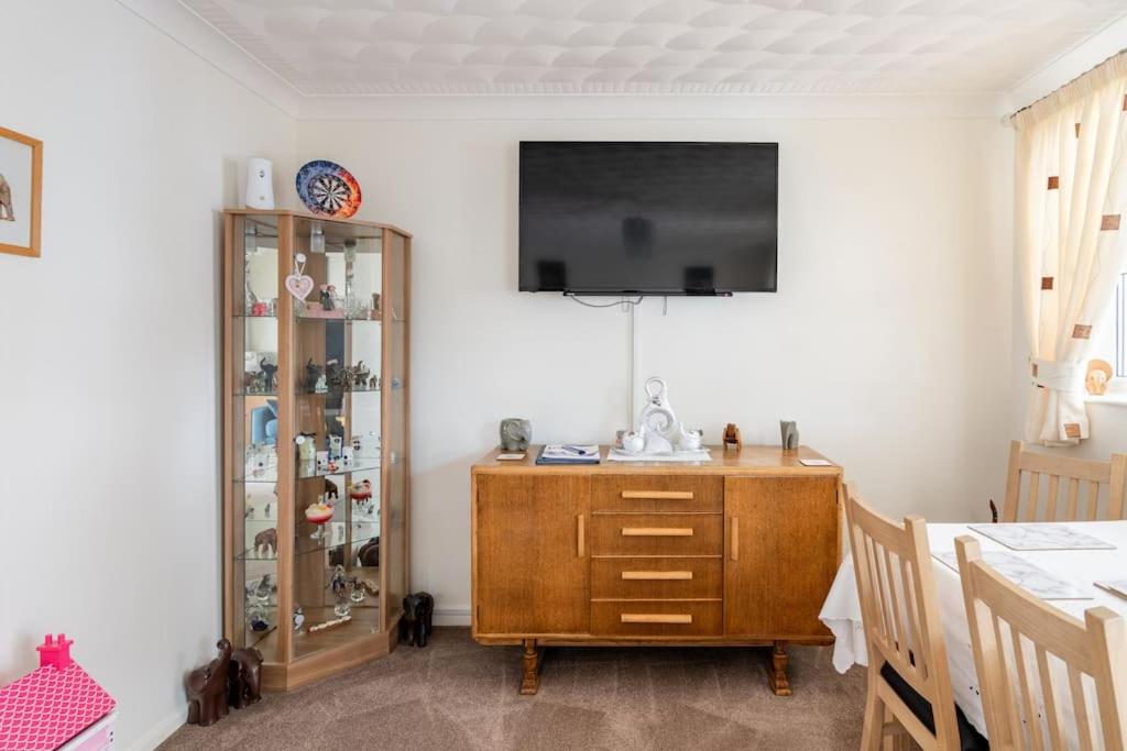 Spacious 3bed semi/Gamesroom/Drive/10mins to City