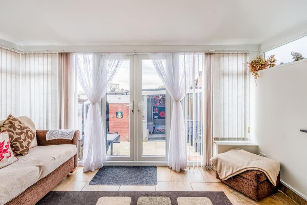 Spacious 3bed semi/Gamesroom/Drive/10mins to City