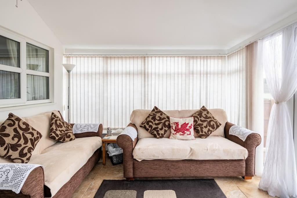 Spacious 3bed semi/Gamesroom/Drive/10mins to City