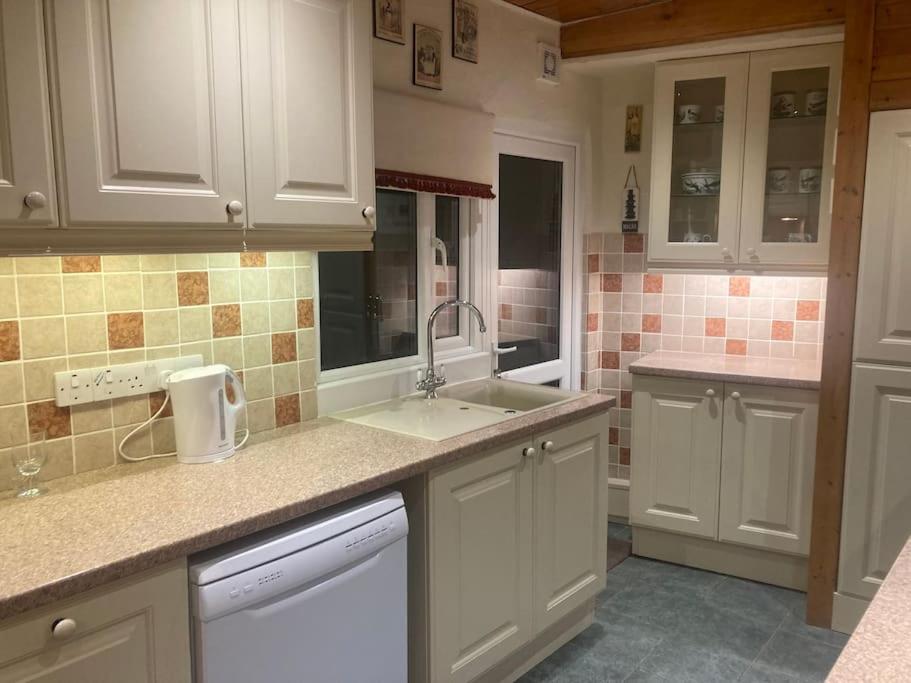 Quaint Cottage main street Llandeilo