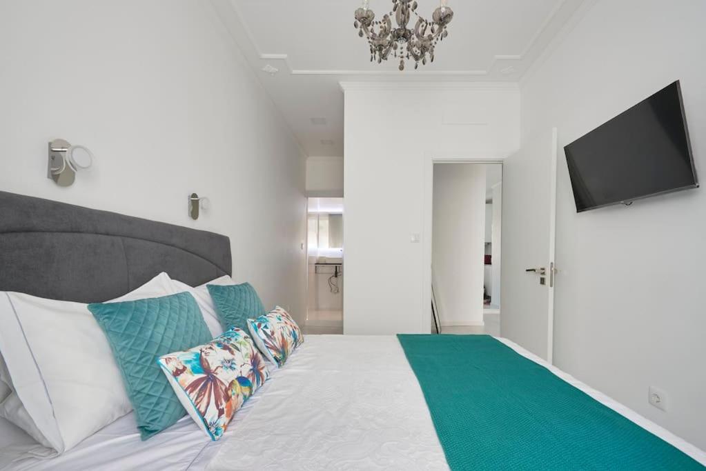 Bright Modern Apartment in Lisbon City Center with AC