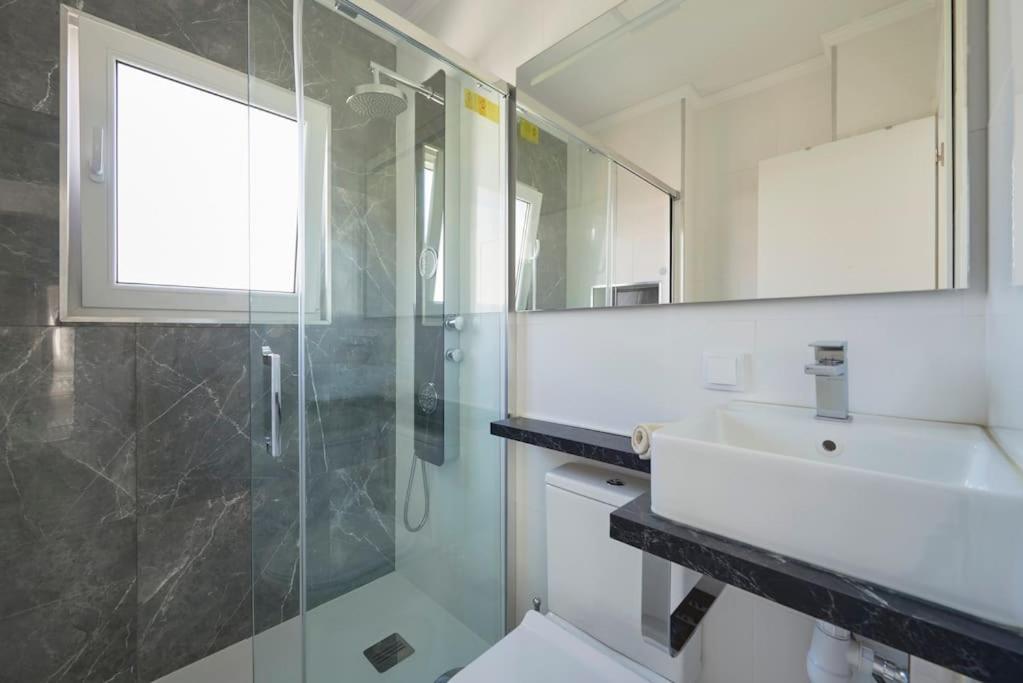 Bright Modern Apartment in Lisbon City Center with AC