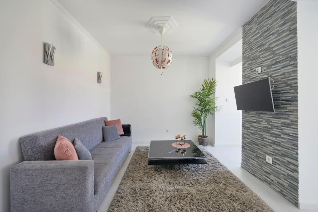 Bright Modern Apartment in Lisbon City Center with AC