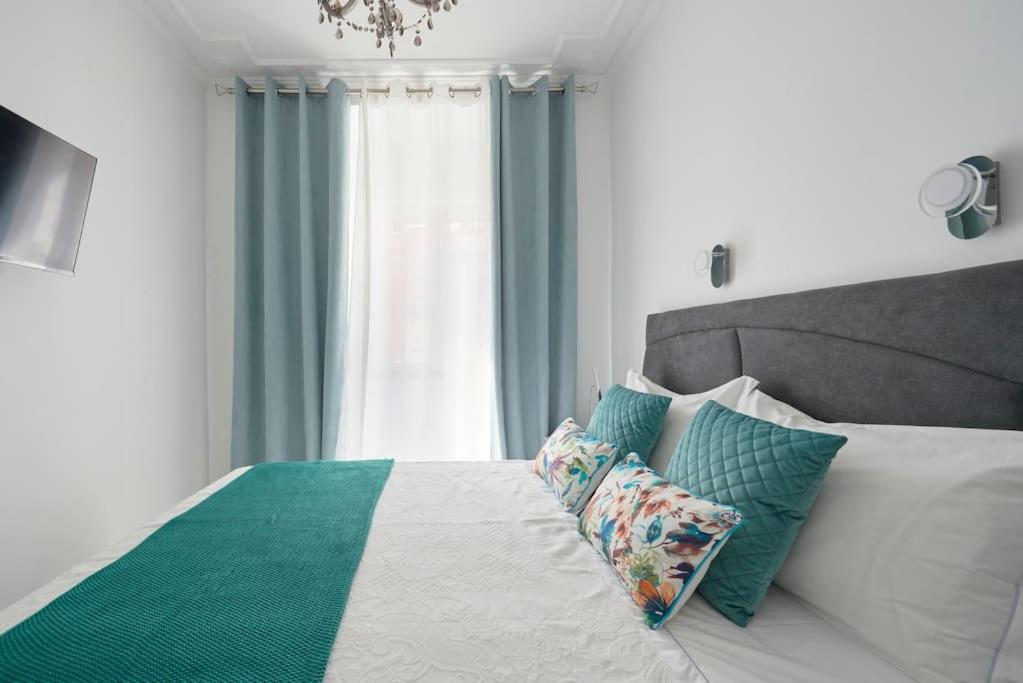 Bright Modern Apartment in Lisbon City Center with AC