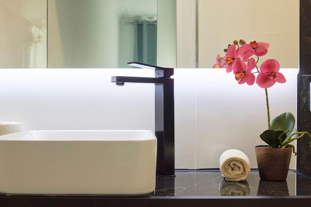 Bright Modern Apartment in Lisbon City Center with AC