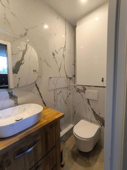 Grand Studio Place Morny refait à neuf