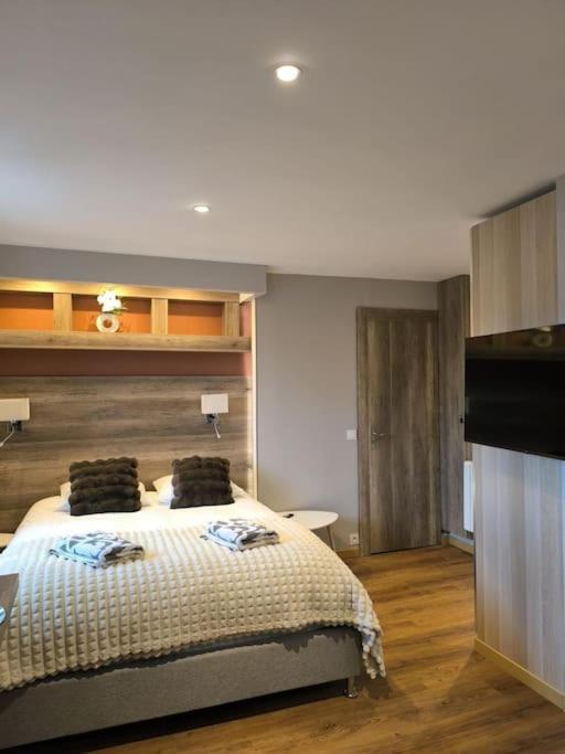 Grand Studio Place Morny refait à neuf